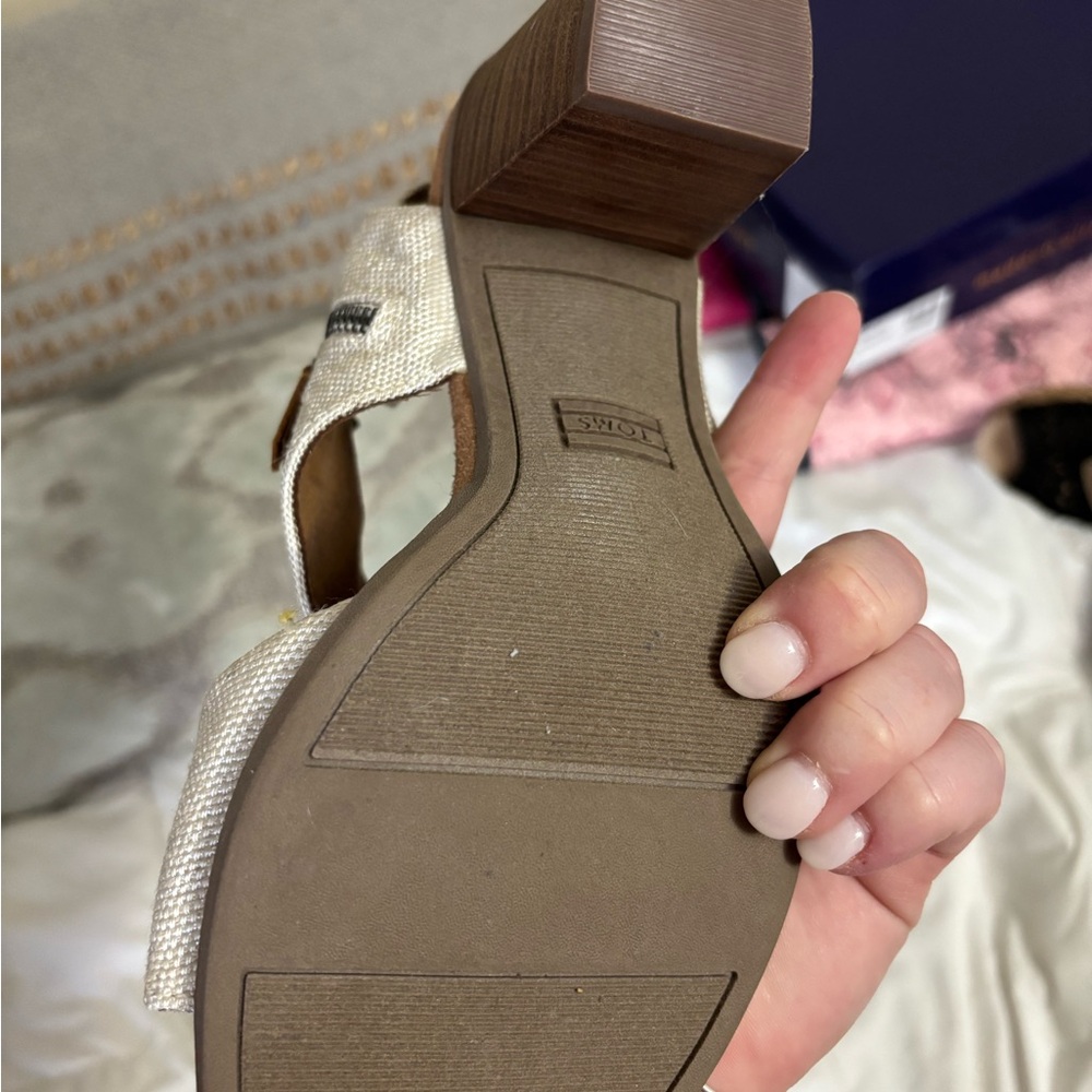 TOMS Women's Tan Sandals nwot - Picture 3 of 4